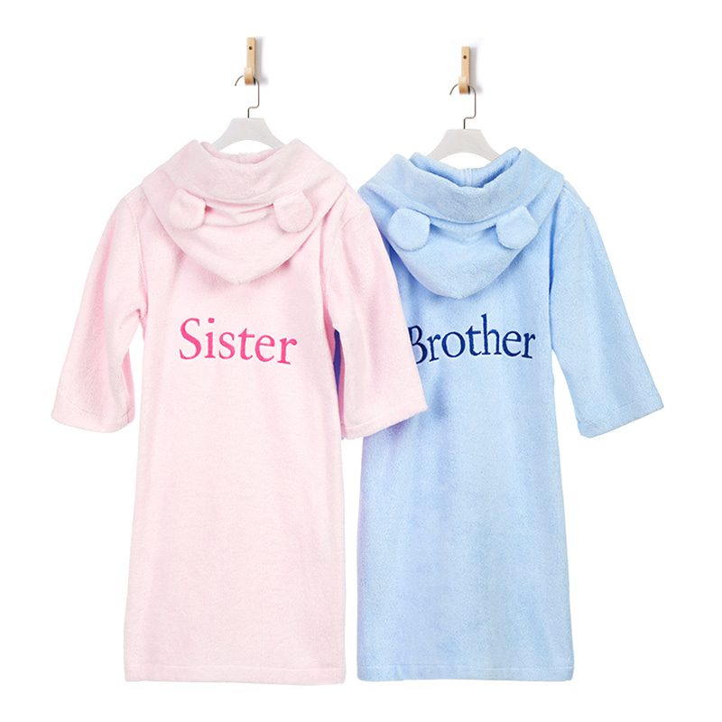 Nom brodé de peignoir en coton