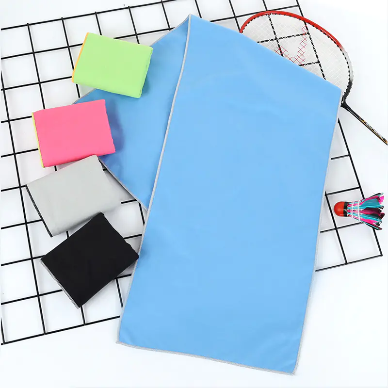 En quoi les serviettes de sport diffèrent-elles des serviettes ordinaires en termes de conception et de fonctionnalité?